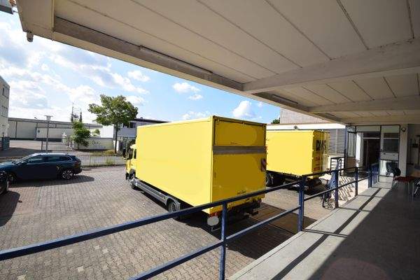 Parkplätze für Auto und LKW