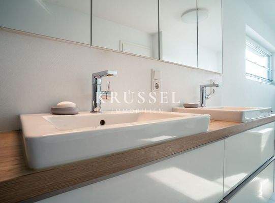 Ein geräumiger Doppelwaschtisch