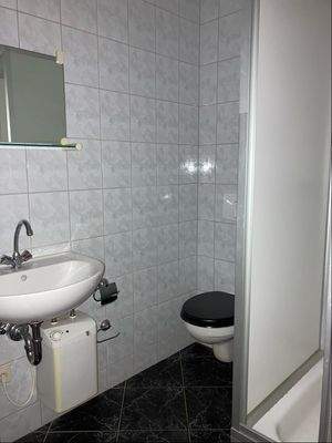 Apartment - Sanitärbereich mit jeweils Dusche, WC & Waschbecken  - Obergeschoss