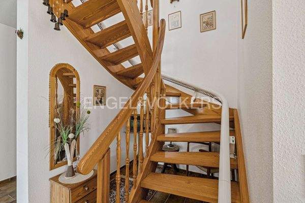Gut erhaltene Holztreppe