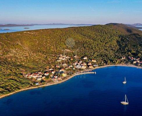 Eine ruhige Lage inmitten der malerischen Bucht