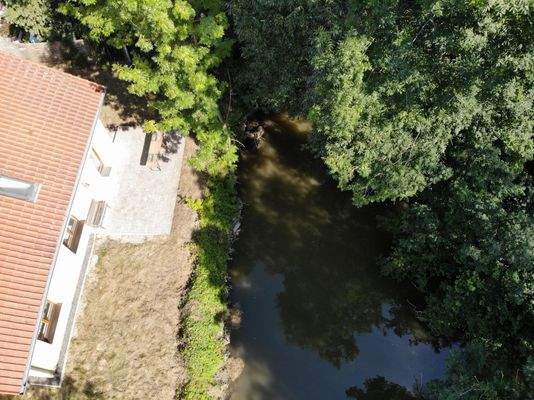 Haus-Terrasse-Bachlauf