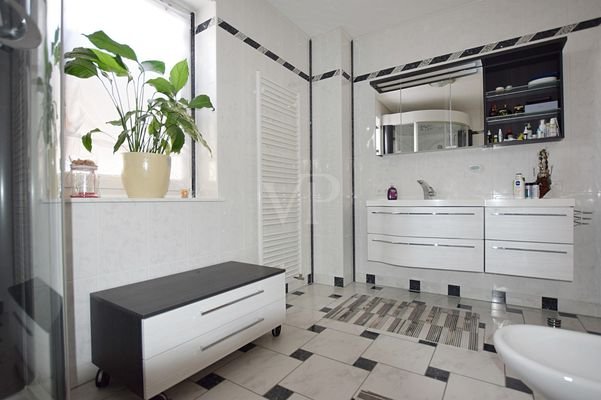 BADEZIMMER ERDGESCHOSS