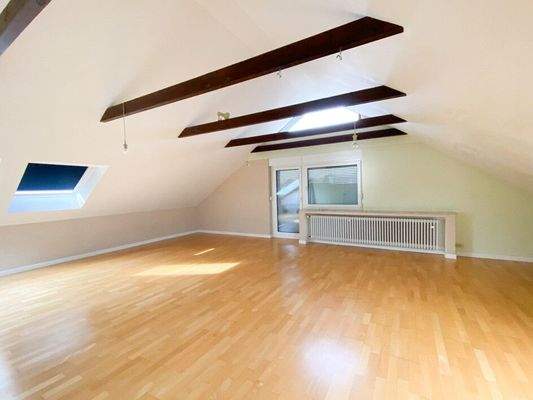 ... mit Zugang zum Balkon