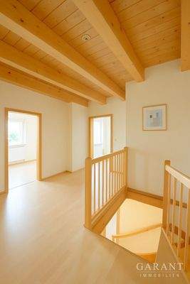 Flur und Treppenaufgang im 1.OG