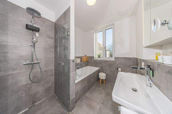 Eigentumswohnung | Hauptbad mit Wanne und Dusche