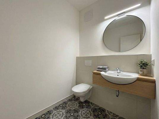 Bad mit Beispielmöblierung