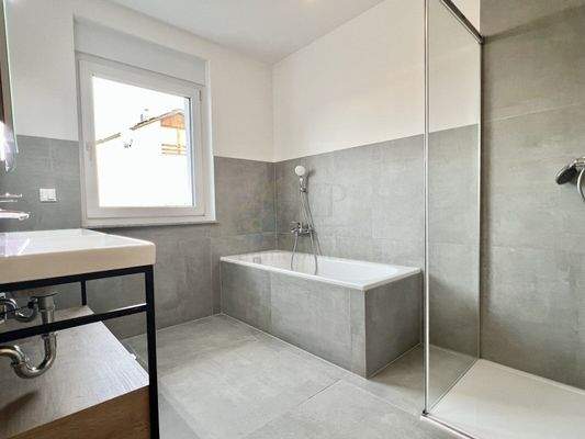 BADEZIMMER IM OBERGESCHOSS