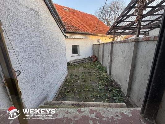 kleiner Innenhof zwischen Wohnhaus und Nebengebäude