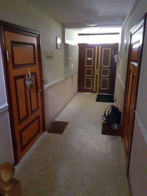 NTS 8 Hausflur, Wohnungseingangstüren.jpg