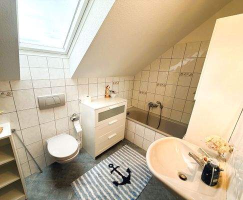 Helles Badezimmer mit Wanne