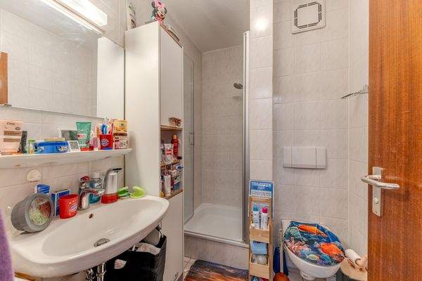 Bad mit Dusche und WC