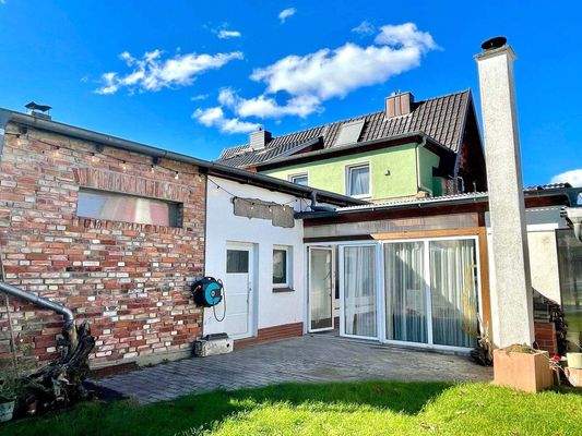 Anbau mit Sommergarten, im Hintergrund das Haus