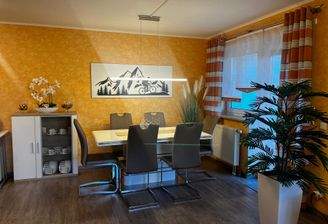 Wohnzimmer mit Platz für Essecke und Büroecke
