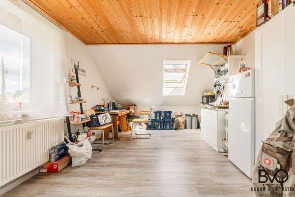 Offener Wohn- und Essbereich mit Dachfenster