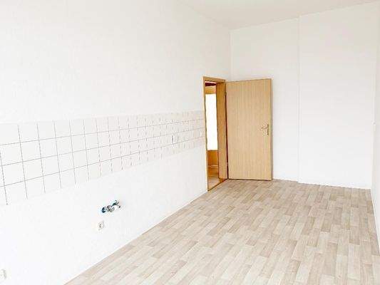 Küche mit Blick Richtung Flurbereich