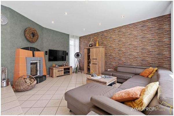 10. Wohnbereich mit Kamin.jpg