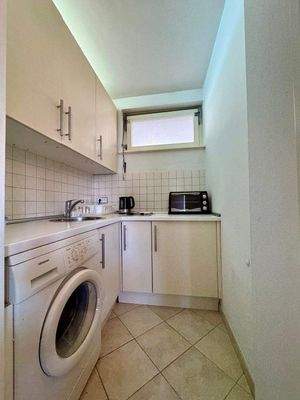 Einbauküche mit elektrischen Geräten