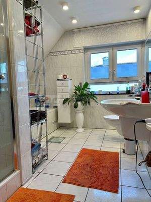 Badezimmer im Obergeschoss mit Dusche und Whirlpool