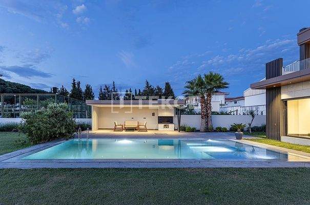 Villa with a Spacious Garden and Swimming Pool in İzmir
