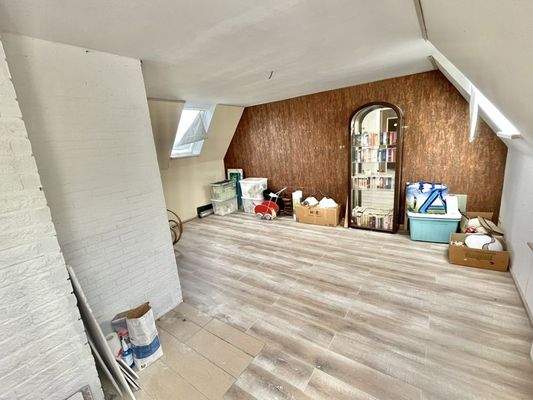 großer Raum Dachgeschoss