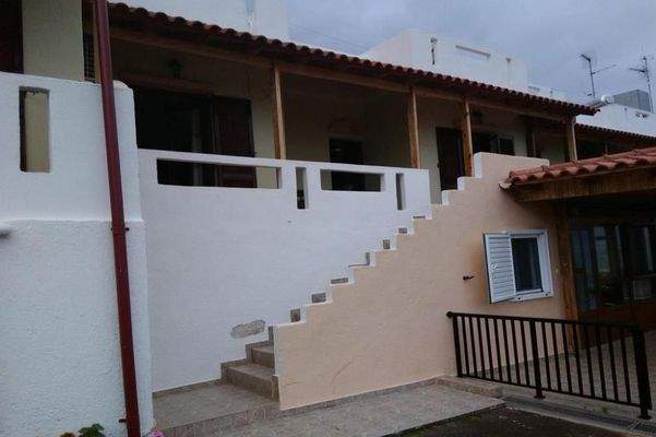 Kreta, Ammoudara: Haus mit 3 Wohnungen in Meeresnähe zu verkaufen