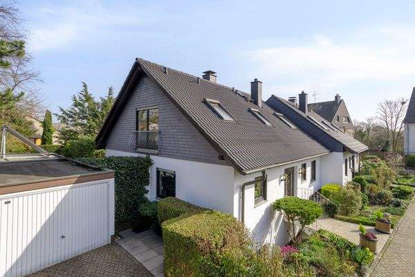 Außenansicht mit Garage