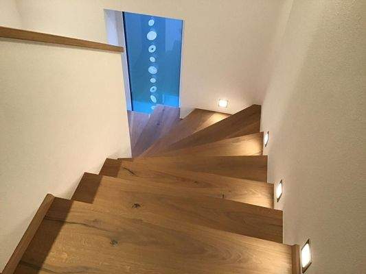 Treppe Muster Wandleuchten.JPG