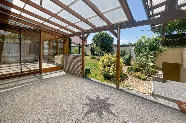 Terrasse neben dem Wintergarten