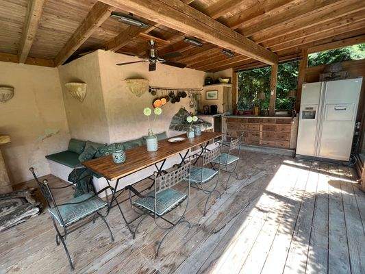 Outdoorküche neben Schimmteich