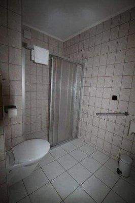 Barrierefreie Dusche im Nebengebäude (1)