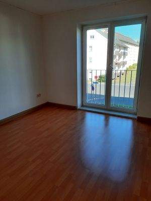 Helles Zimmer mit Balkon