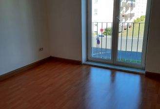 Helles Zimmer mit Balkon