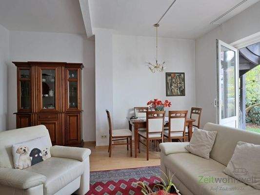 Vitrine und Esstisch