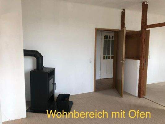 Wohnbereich mit Ofen Mehrfamilienhaus