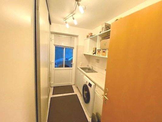 Gut gelöst: Hauswirtschaftsraum mit Zugang vom Carport