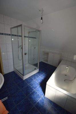 Bad mit WC, Dusche und Wanne