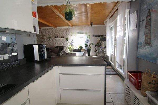 Blick von der Küche in das Wohnzimmer