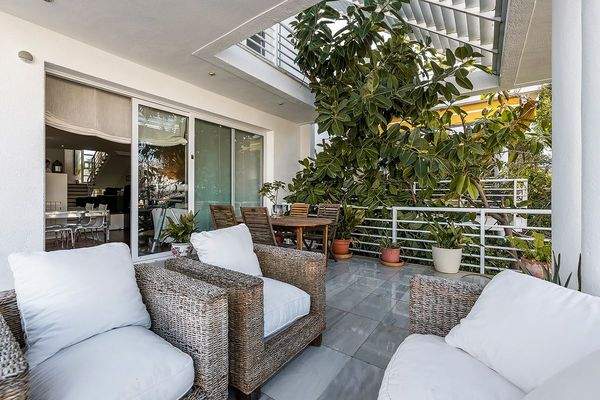 Schöne Terrasse mit Lounegbereich