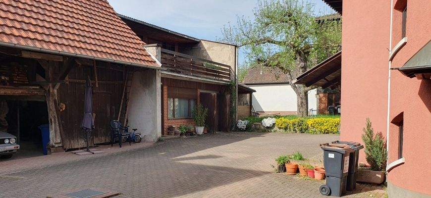 Hof zwischen Wohn- u. MFH
