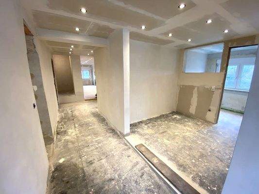 Obergeschoss: Flur mit Blick zum geplanten Tageslichtduschbad