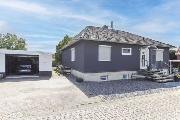 Vorderansicht mit Garage