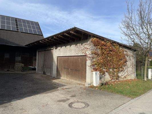 Garagengebäude an Nordgrenze