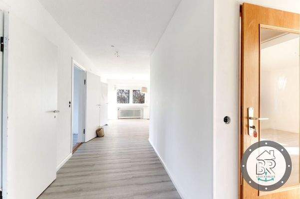 Offener, wohnlicher Flur im Dachgeschoss