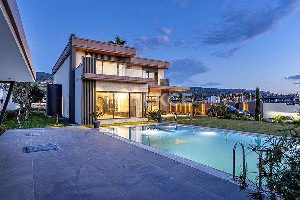 Villa with a Spacious Garden and Swimming Pool in İzmir