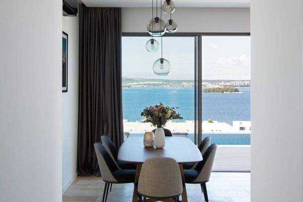 Offen gestalteter Essbereich mit Meerblick