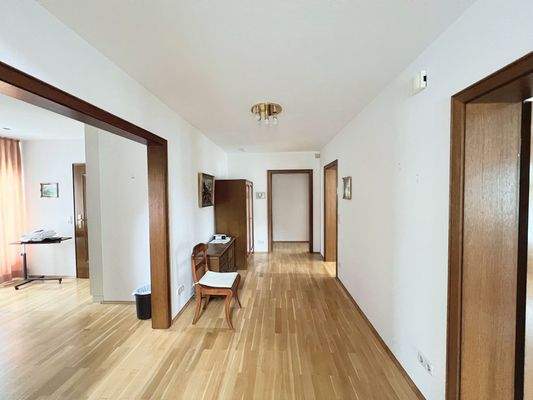 Haus-Lollar-Flur OG.JPEG