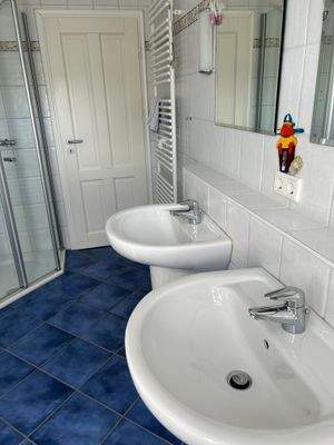 1020097_2_Kinderzimmer Bad oben Dusche.jpeg