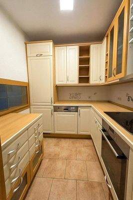 Küche mit Möbeln und Geräten