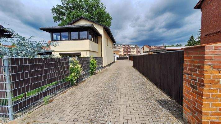 7 Zufahrt zu den vermieteten Garagen 135759.jpg